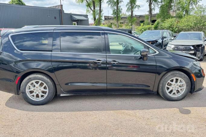 Chrysler Pacifica 2 generation Minivan