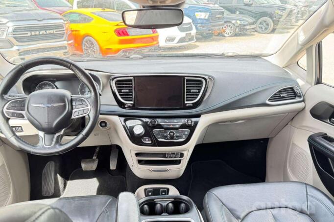 Chrysler Pacifica 2 generation Minivan