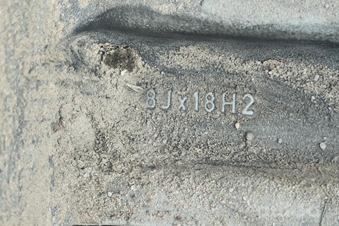 Made in Italy NOT ORIGINAL EQUIPMENT”, aliaj ușor