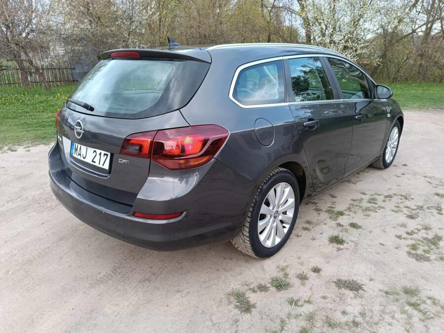 Opel Astra J Sports Tourer wagon