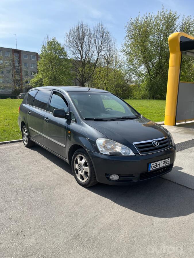 Toyota Avensis Verso 1 generation Minivan