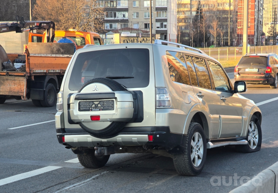 Mitsubishi Pajero 4 generation SUV 5-doors