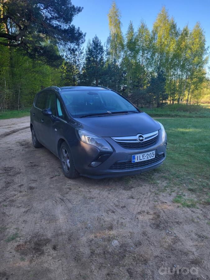 Opel Zafira C Tourer minivan