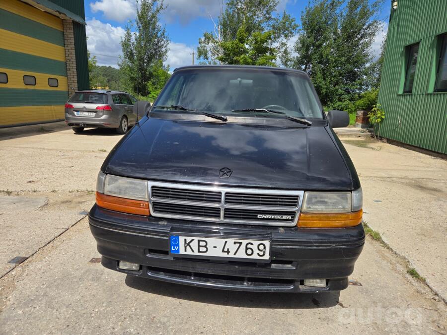Chrysler Voyager 2 generation Grand minivan 4-doors