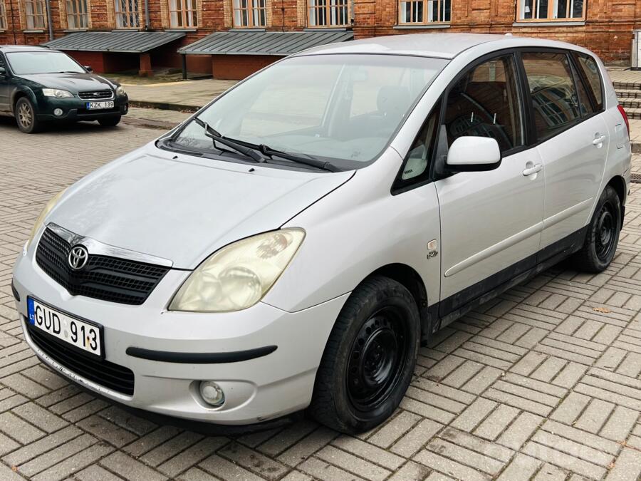 Toyota Corolla Verso 1 generation Minivan