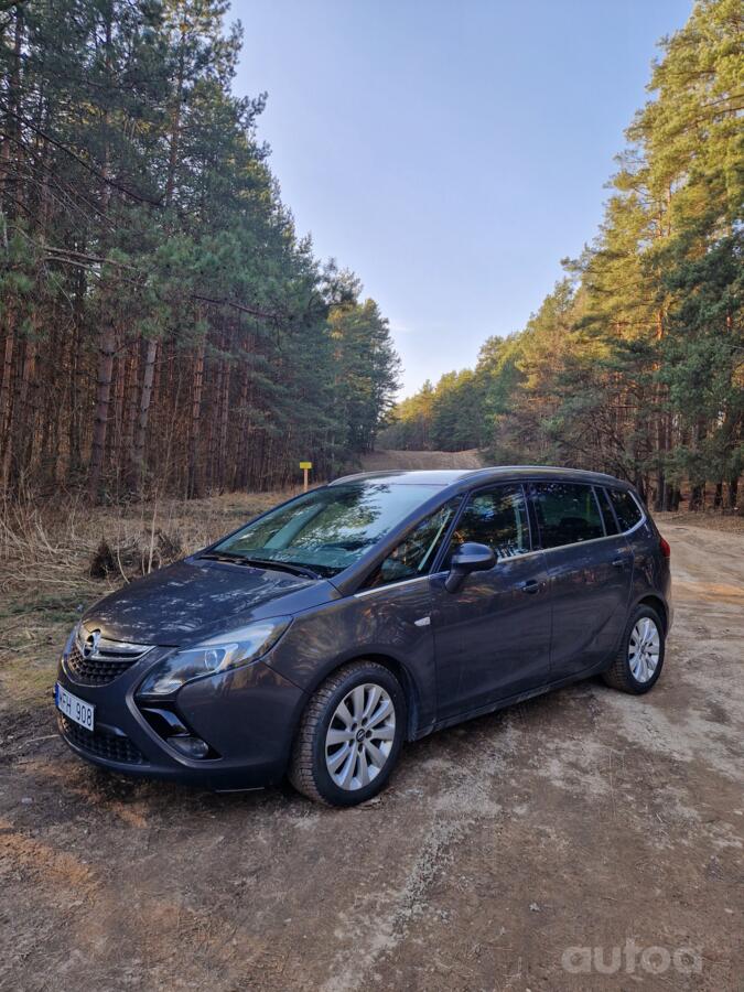 Opel Zafira C Tourer minivan