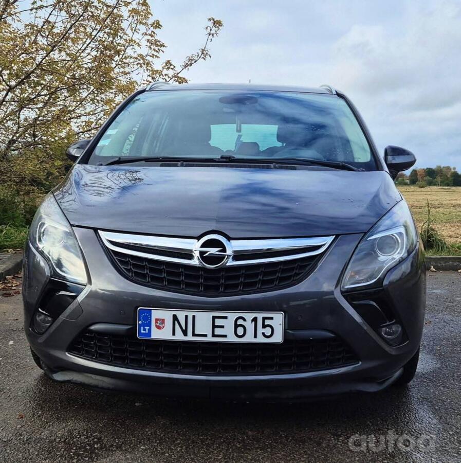 Opel Zafira C Tourer minivan