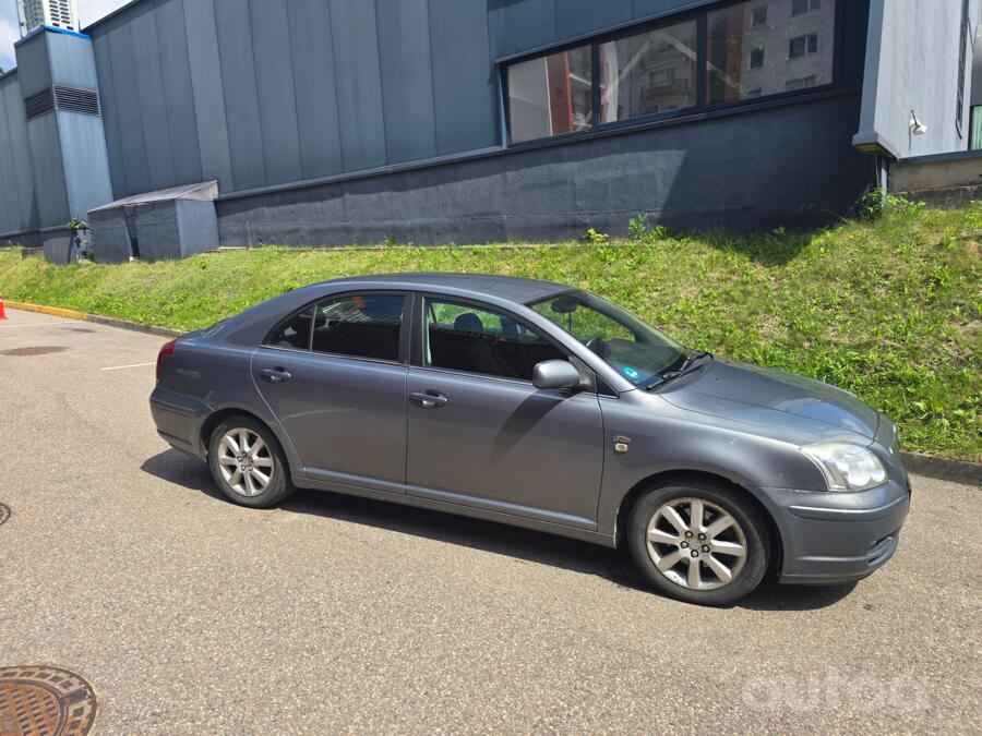 Toyota Avensis 2 generation Liftback