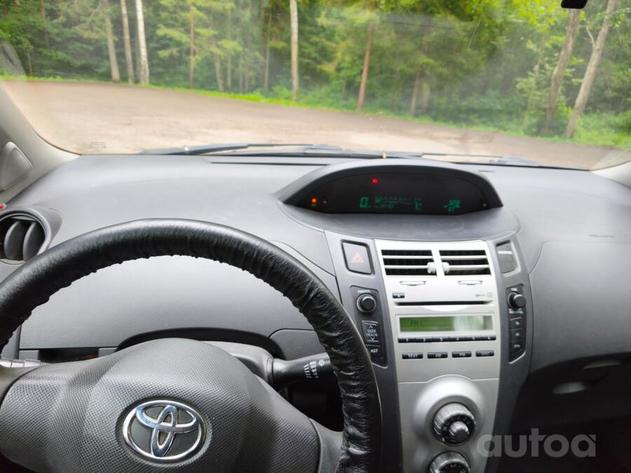 Toyota Yaris 2 generation
