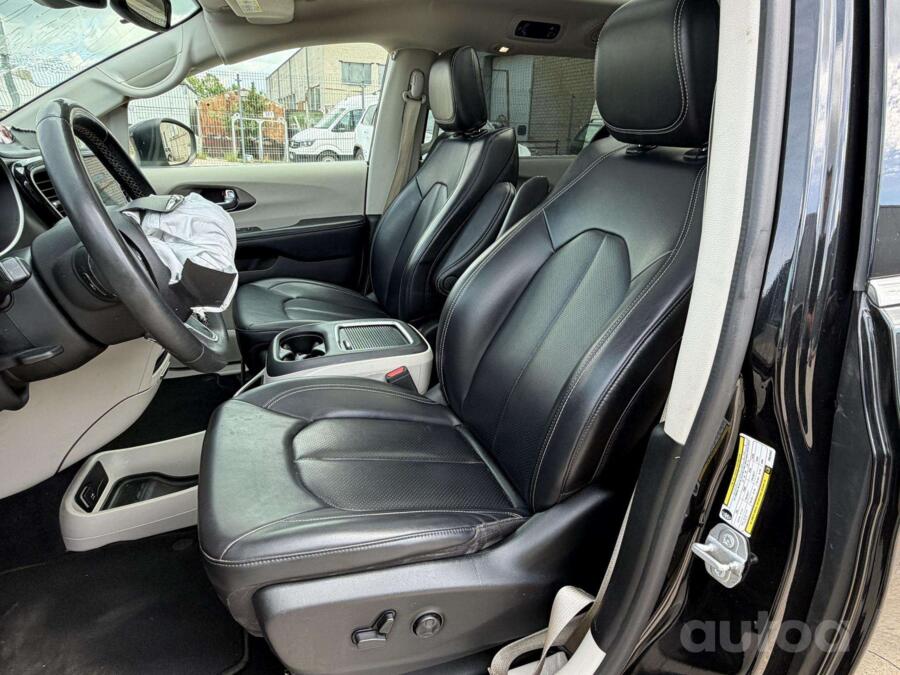 Chrysler Pacifica 2 generation Minivan