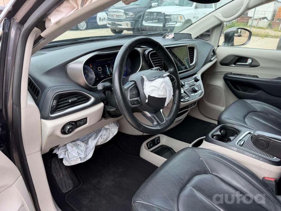 Chrysler Pacifica 2 generation Minivan