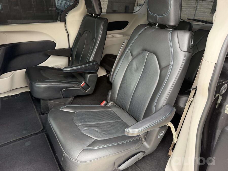 Chrysler Pacifica 2 generation Minivan