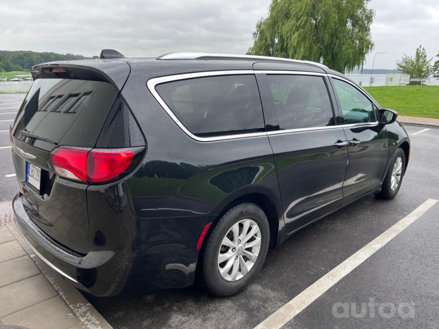 Chrysler Pacifica 2 generation Minivan