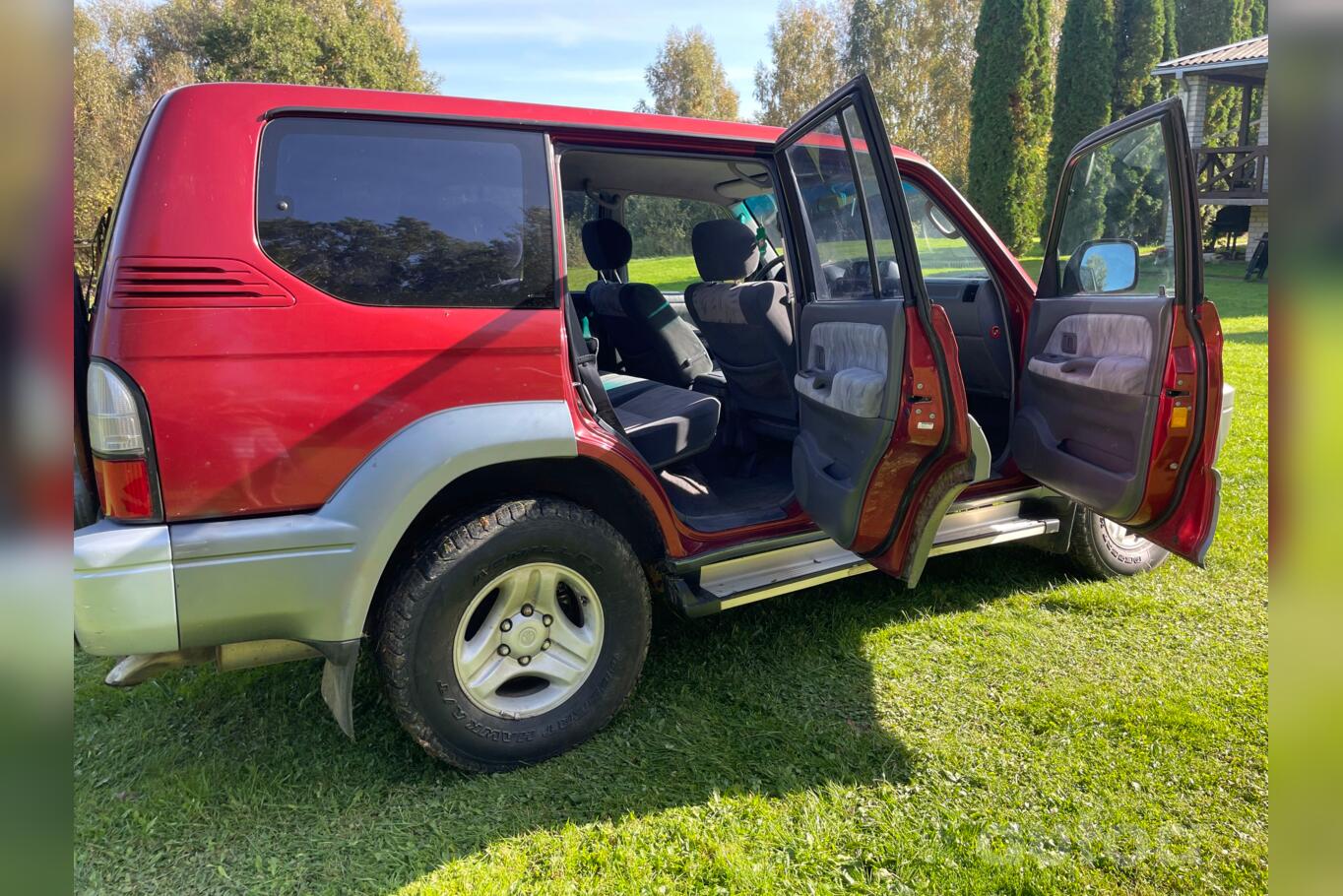 Toyota Land Cruiser J100 SUV