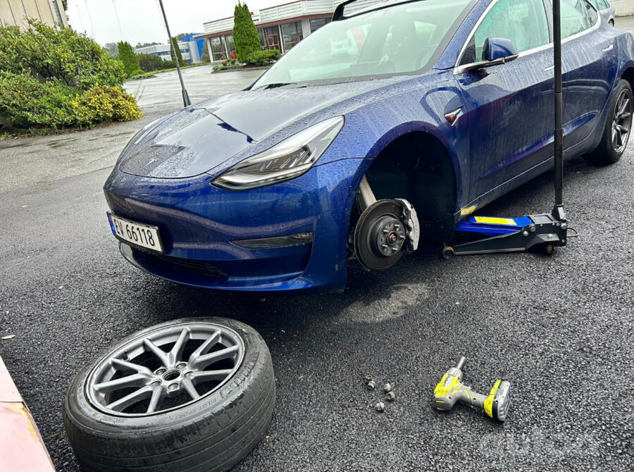 Tesla, Легкого сплава