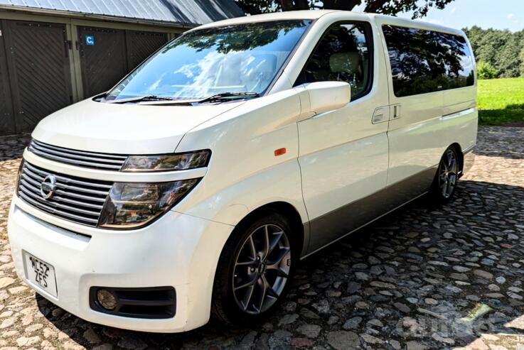 Nissan Elgrand E51 ME51 minivan 5-doors