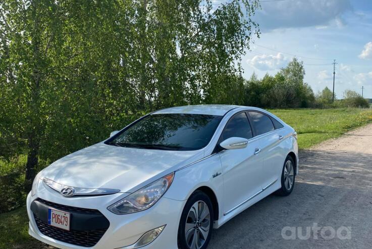 Hyundai Sonata YF Hybrid Sedan 4-doors