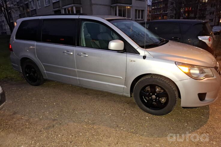 Volkswagen Routan 1 generation Minivan