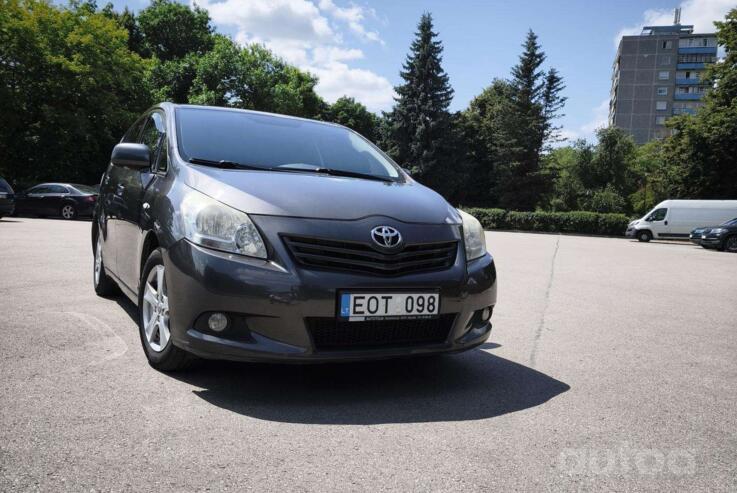 Toyota Verso 1 generation Minivan