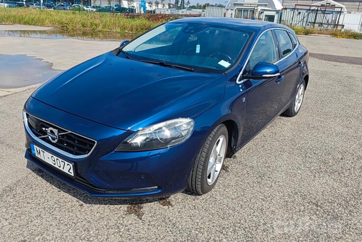 Volvo V40 2 generation Hatchback 5-doors